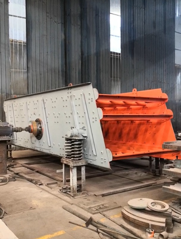 振动筛出厂前试机-三层振动筛