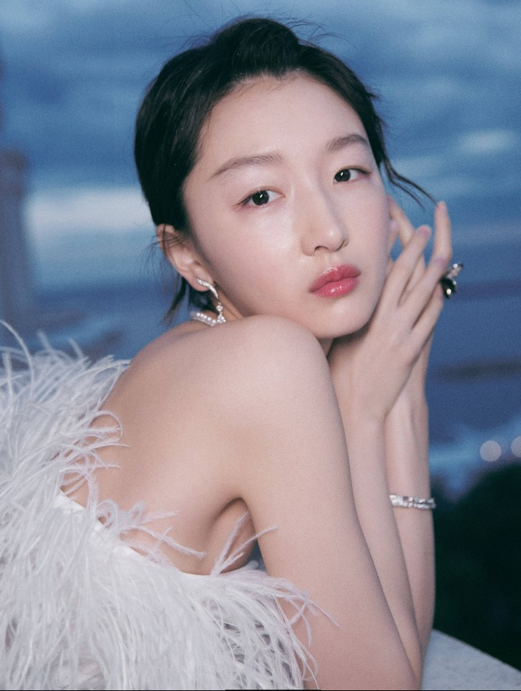 周冬雨长发造型尽显温柔,与刘昊然隔空秀恩爱,姐弟恋配上了4-度小视