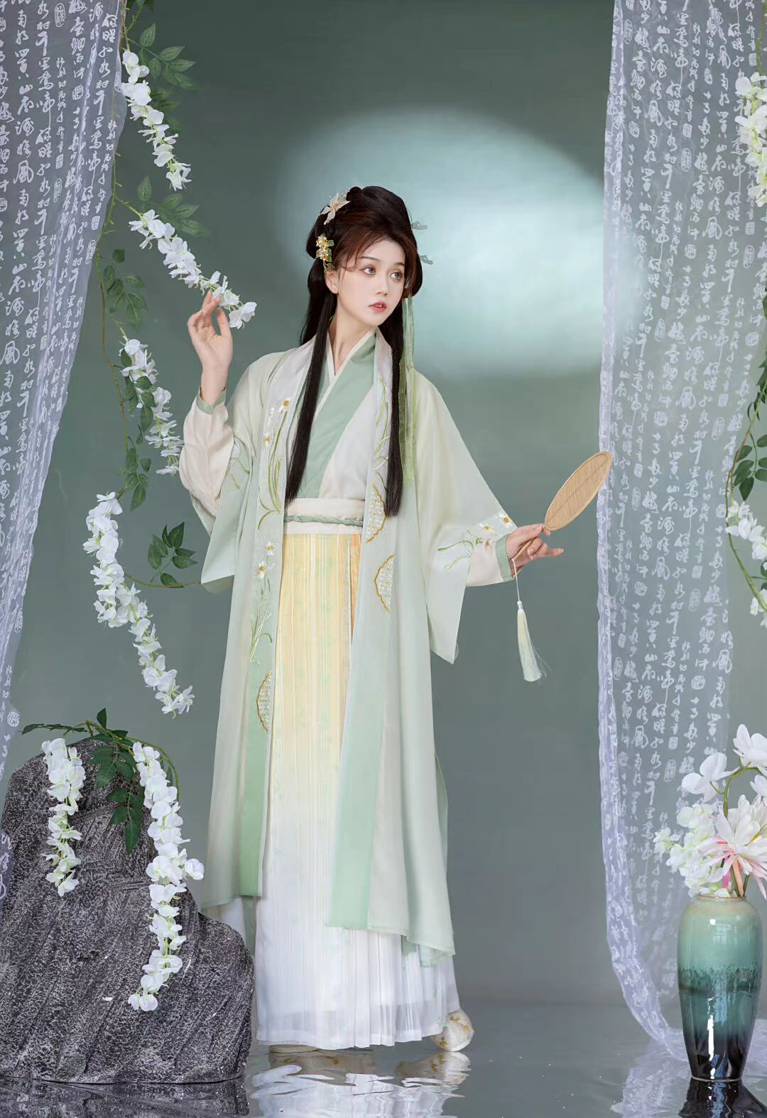 火遍时尚圈的"宋制汉服":大部分女人都适合,时尚还显瘦