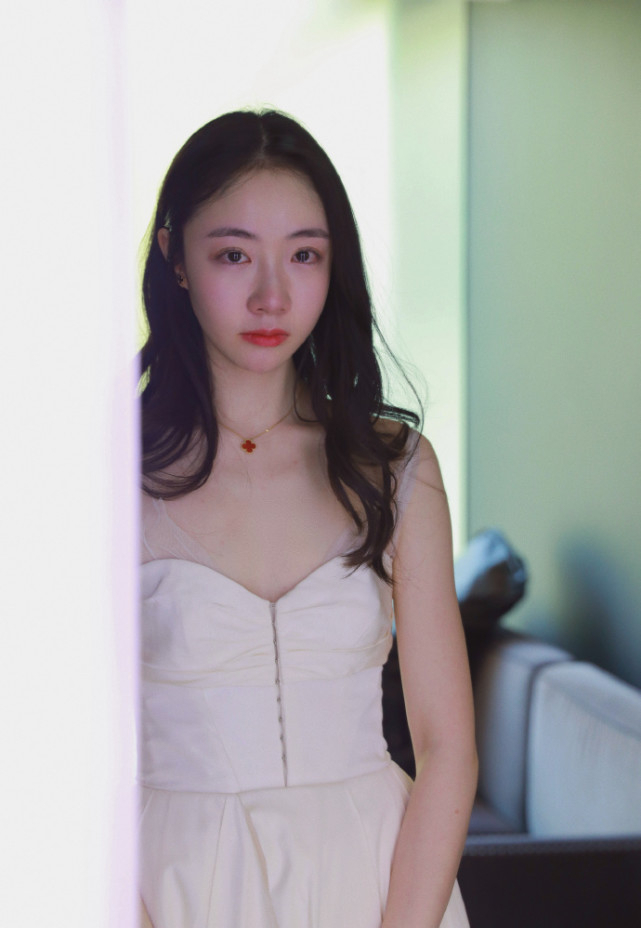 陈昱霖告别吴秀波后海边拍照,容貌身材依旧过人,欲出道当网红?