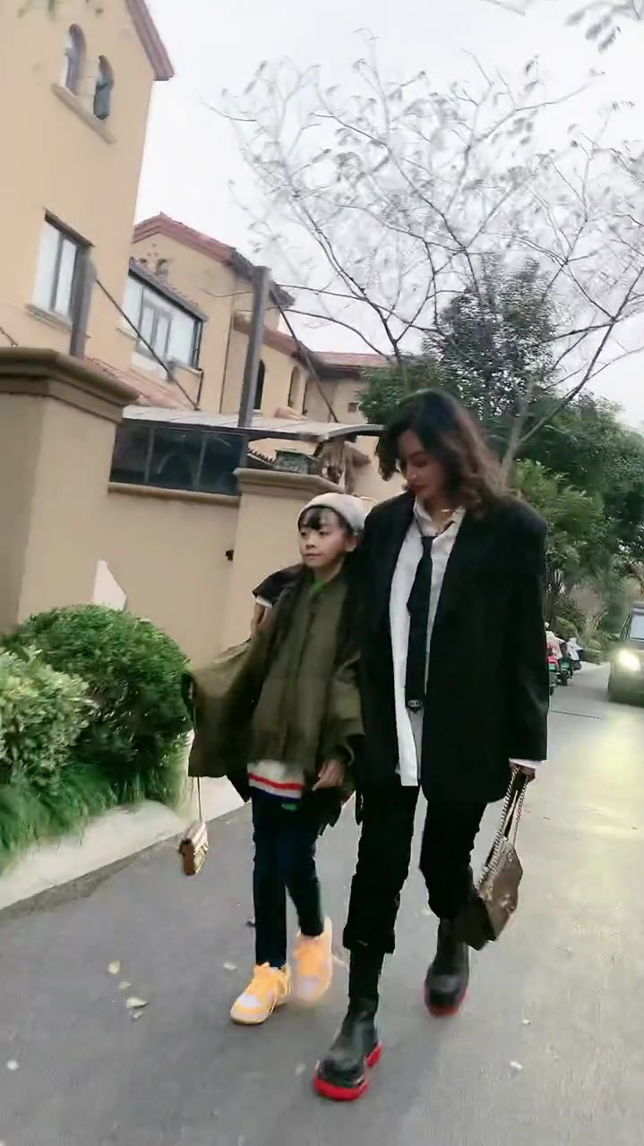 妈妈就是焱娃娃的闺蜜,现在住在别墅区,基本上没有同龄人