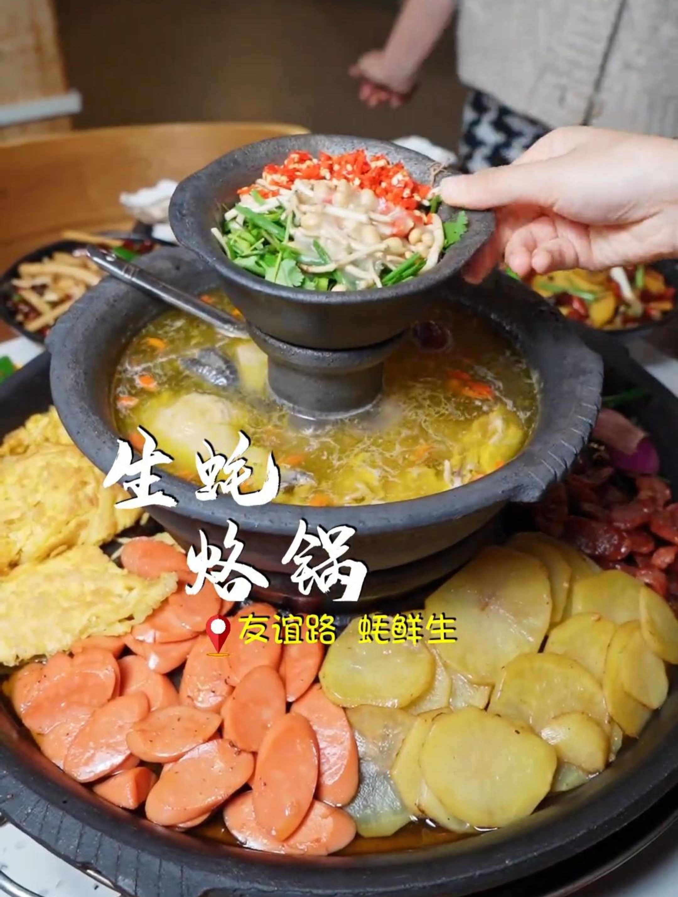 鸡汤生蚝跟活油烙锅的混搭,蘸上活油蘸水跟小米辣蘸水简直太好吃