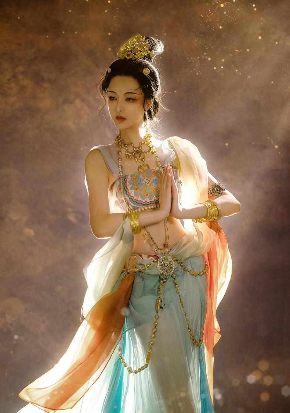 "清华女神"穿敦煌服饰太美了,终于明白君王为什么要打西域了!