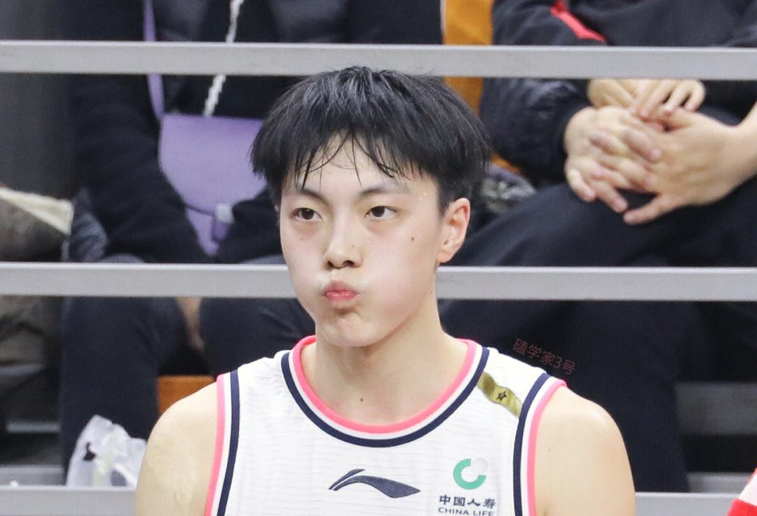 cba消息!美女记者再曝胡明轩年龄造假,杨鸣回国2天被乔帅召唤