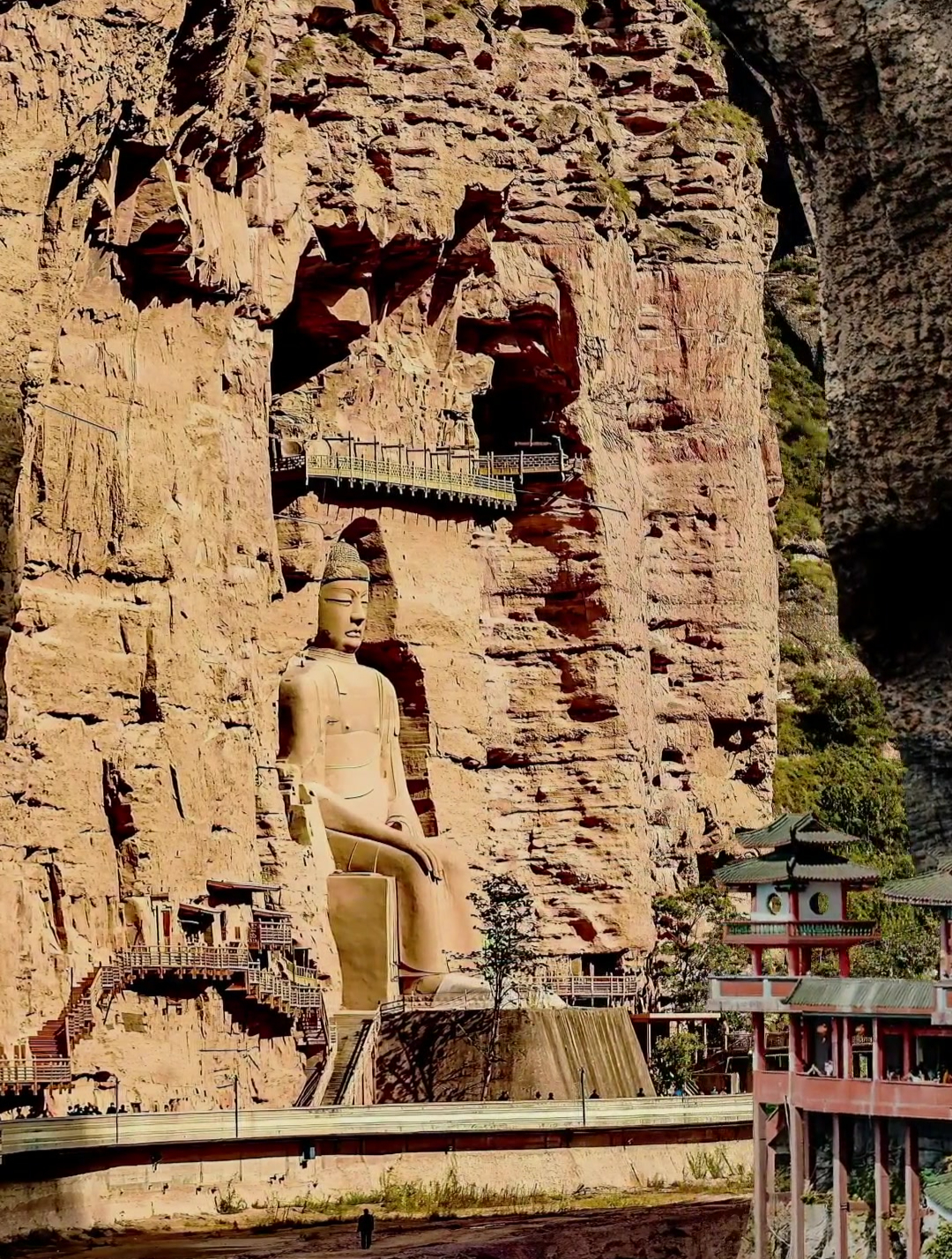 炳灵寺大佛被列为国家重点保护文物在甘肃省临夏回族自治州永靖县