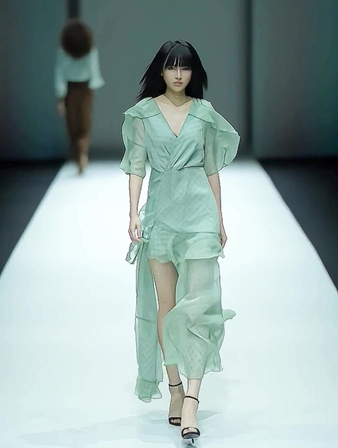 美女模特走秀,小姐姐的身材太棒了,爱了爱了