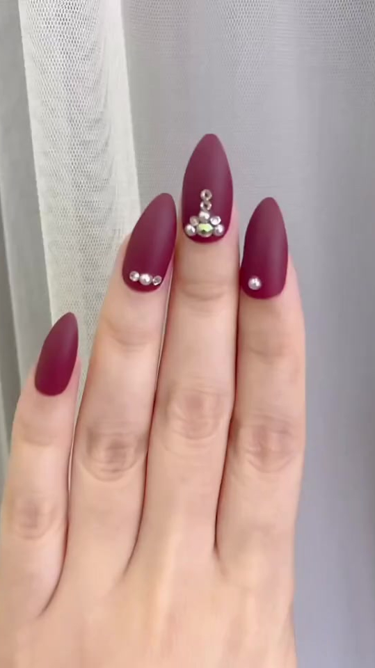 红黑撞色美甲你觉得好看