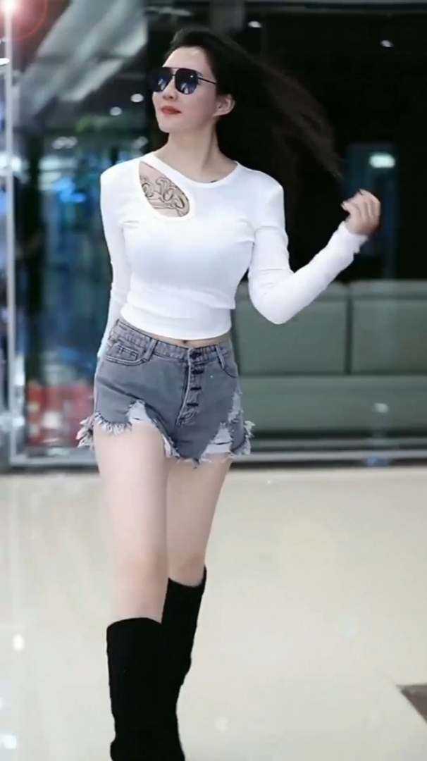 亮丽风景线:小姐姐这衣服看起来就很凉快了