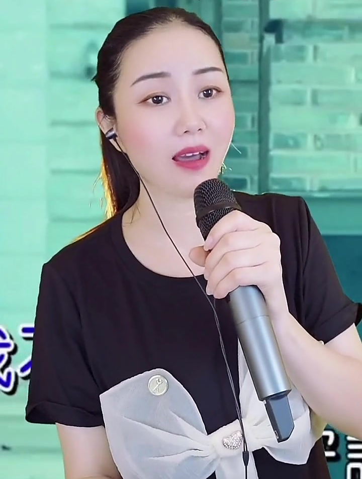 歌手王馨演唱《还没有爱够》欢迎大家观看-度小视