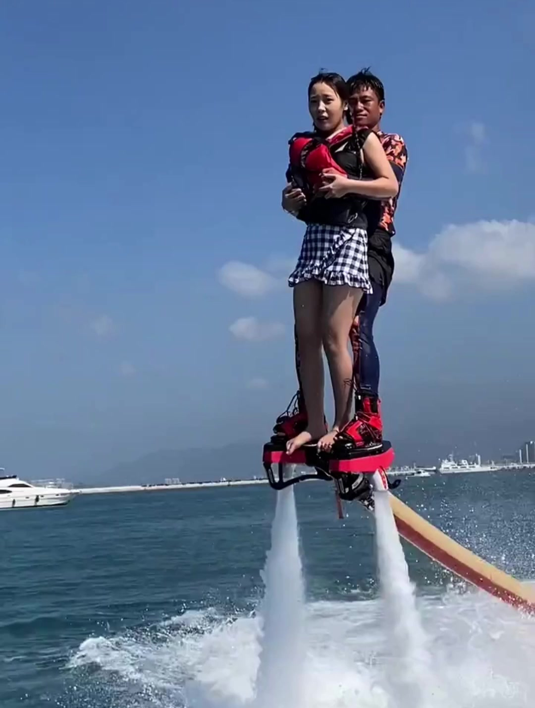 海面上的水上飞人,美女玩的真是太野了,还敢让你媳妇去度假吗