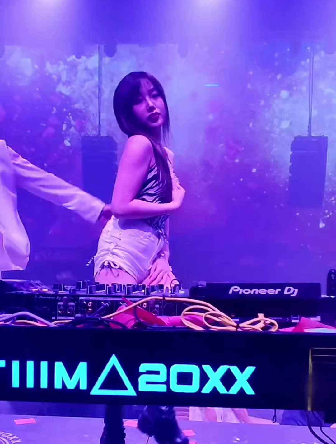夜店美女dj现场打碟,这脸蛋简直太美了,忍不住多看几眼