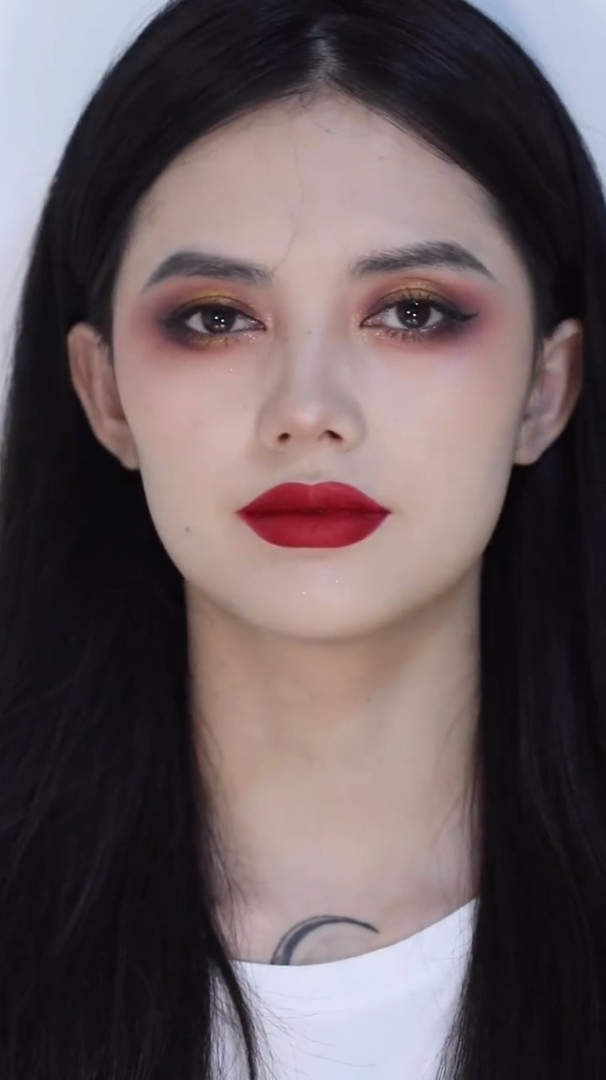 浓颜美艳系大红唇欧美妆 淡颜变浓颜