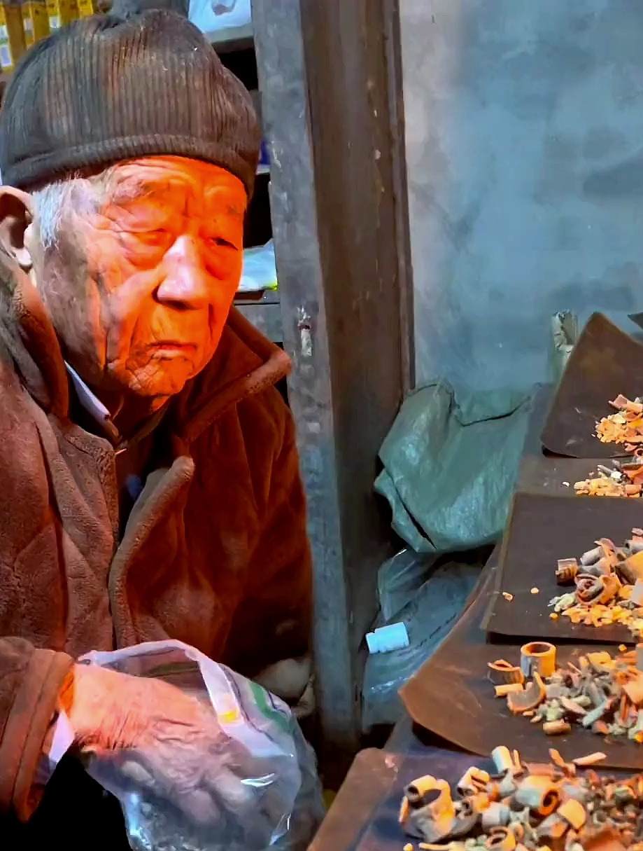 92岁老中医全靠手感抓药,从未失手,这个就叫专业