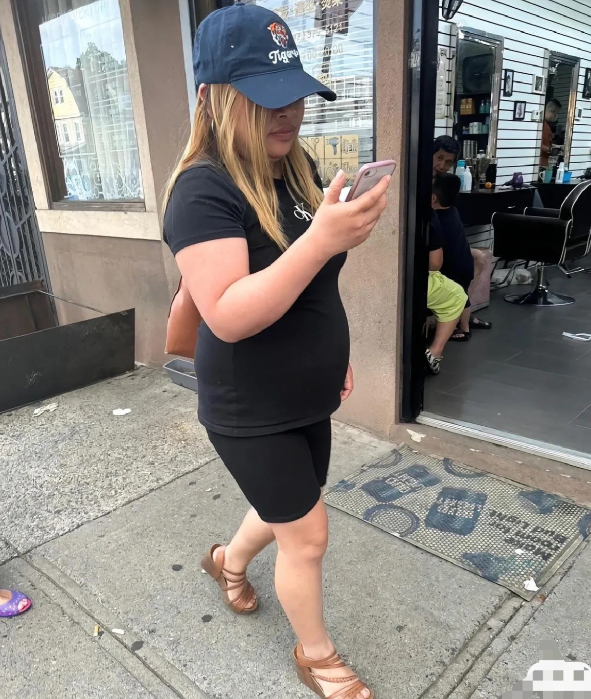 曝38岁凤姐近况照,美国街头一身黑衣身材臃肿,见到国人大步避开