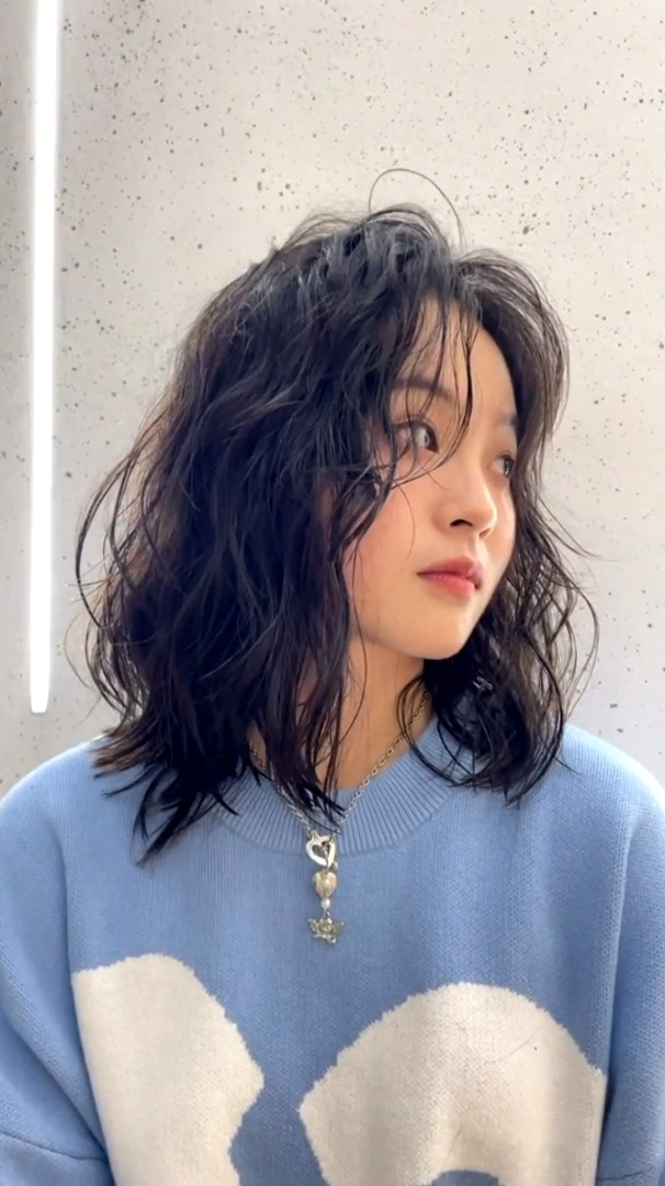 大学生第一次烫发,多多尝试就会有很多意想不到的收获呀