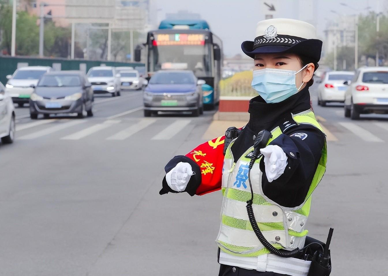 济南交警感动全国的32个敬礼 是否能为聊城女交警的失态提供启示