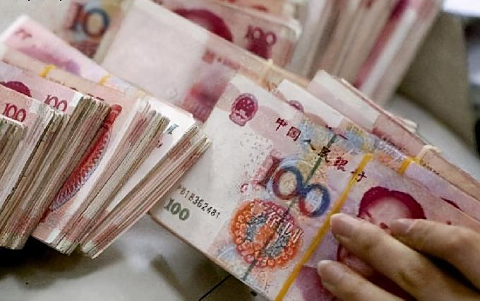 部分银行门口排起长队,为何老人宁可不要利息也要取钱?实情揭晓