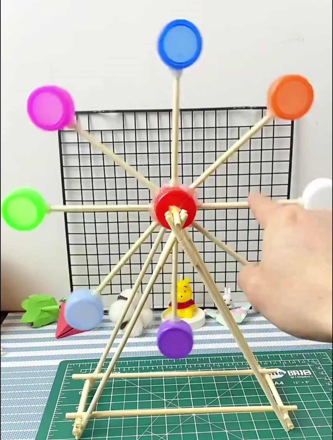 用完的废旧瓶盖不要扔,周末在家给孩子做一个好玩的摩天轮玩具吧-度小