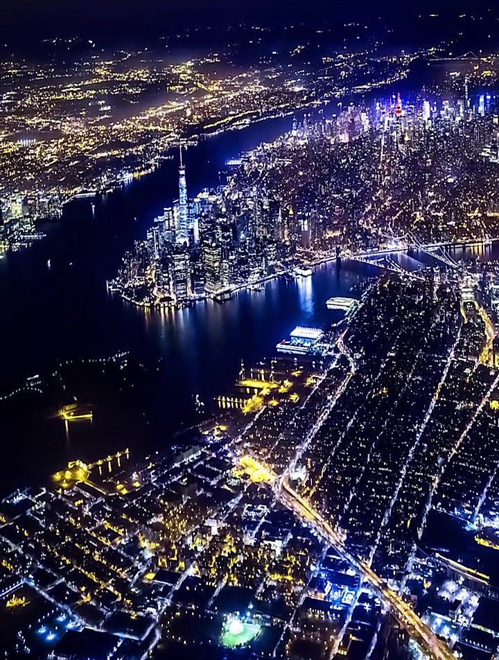 航拍纽约夜景,整个城市如芯片一样排列
