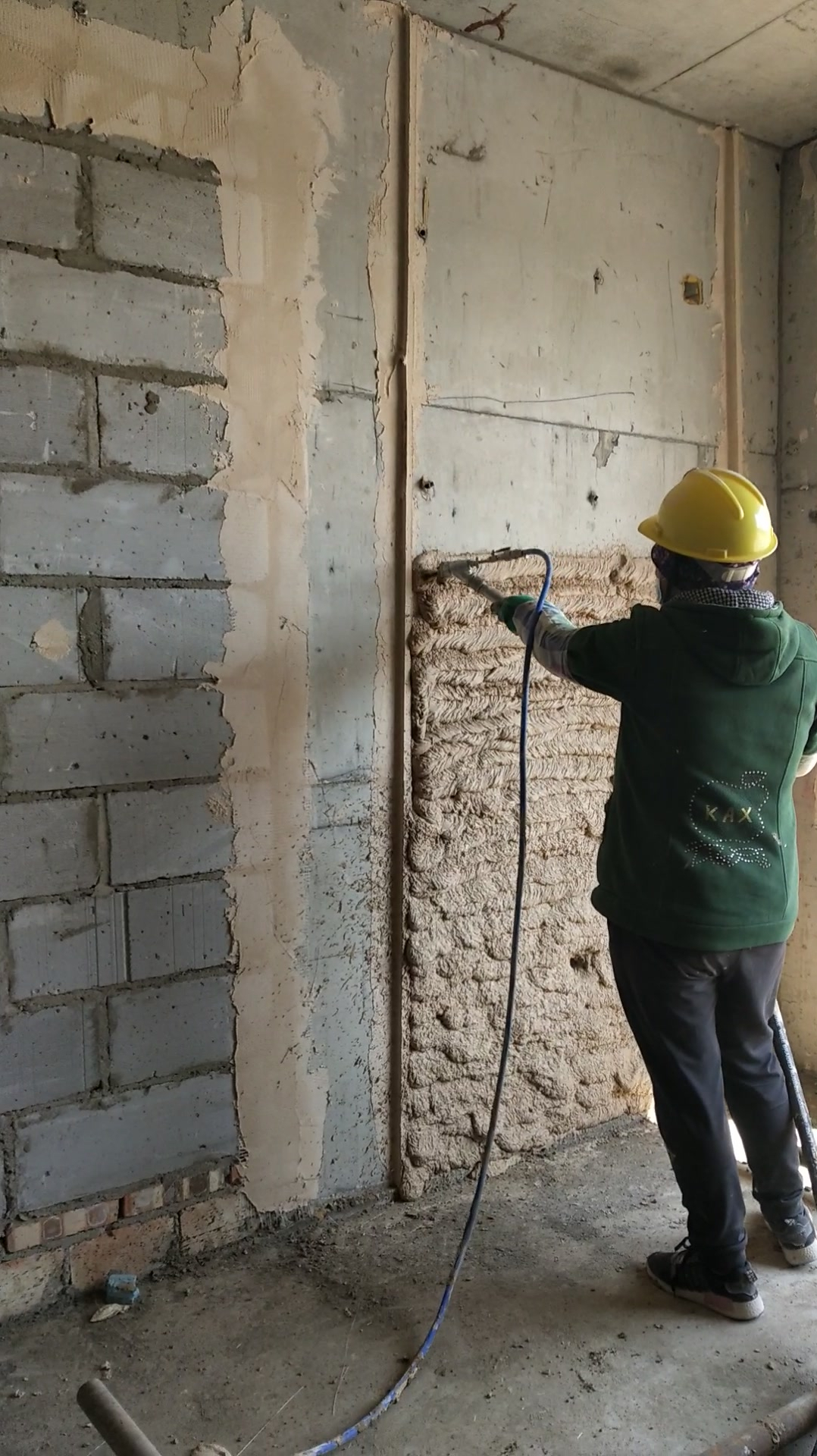 全自动粉刷石膏喷涂机工地现场详细操作 减少人工 提高施工效率