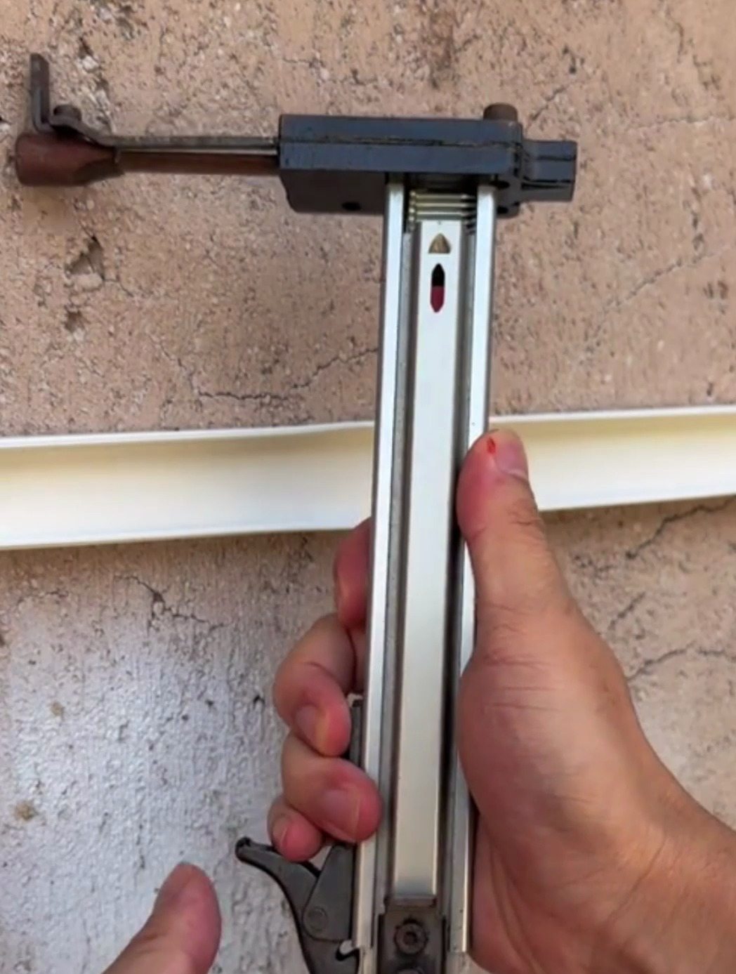 明装线槽劝你别用锤子固定了看高手的操作就明白