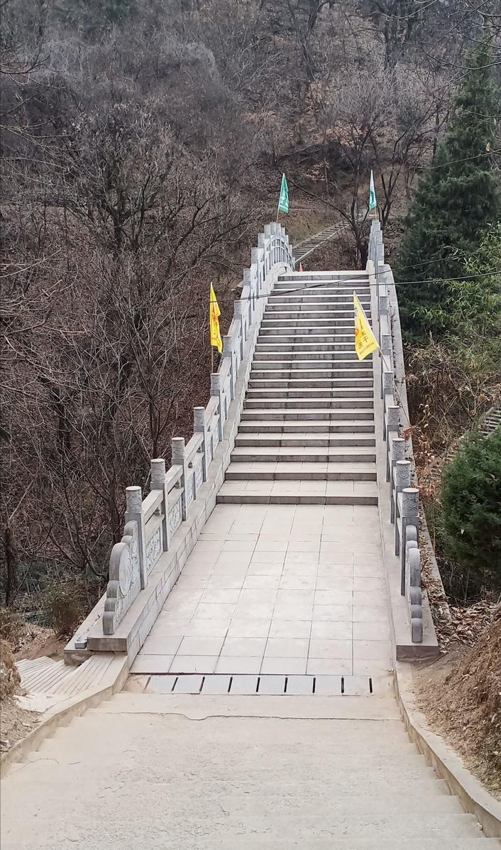 1991年,周至县楼观台森林公园钢索桥事故:超载后不堪重负