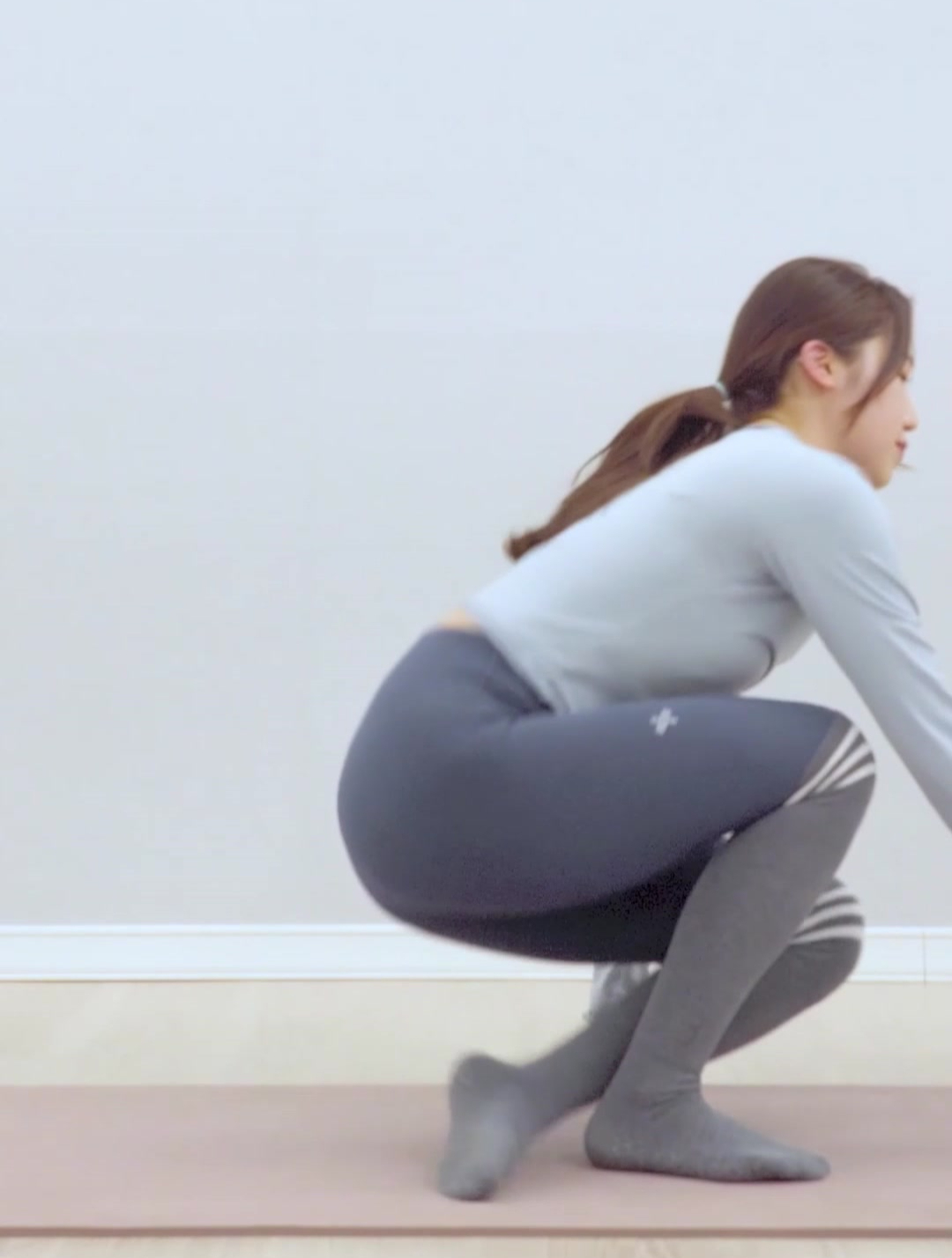 紧身裤瑜伽教练专业动作 最美的瑜伽教练 做瑜伽的美女老师-度小视