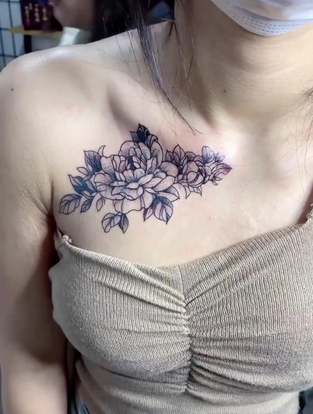 小姐姐为了变美真的拼了,在胸前上纹身,看着都疼系列!