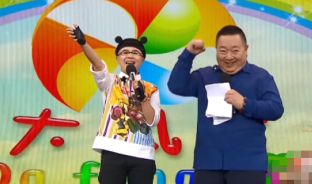 55岁金龟子和董浩罕同框!身材暴瘦脸小一圈,街边兴奋热舞不见老