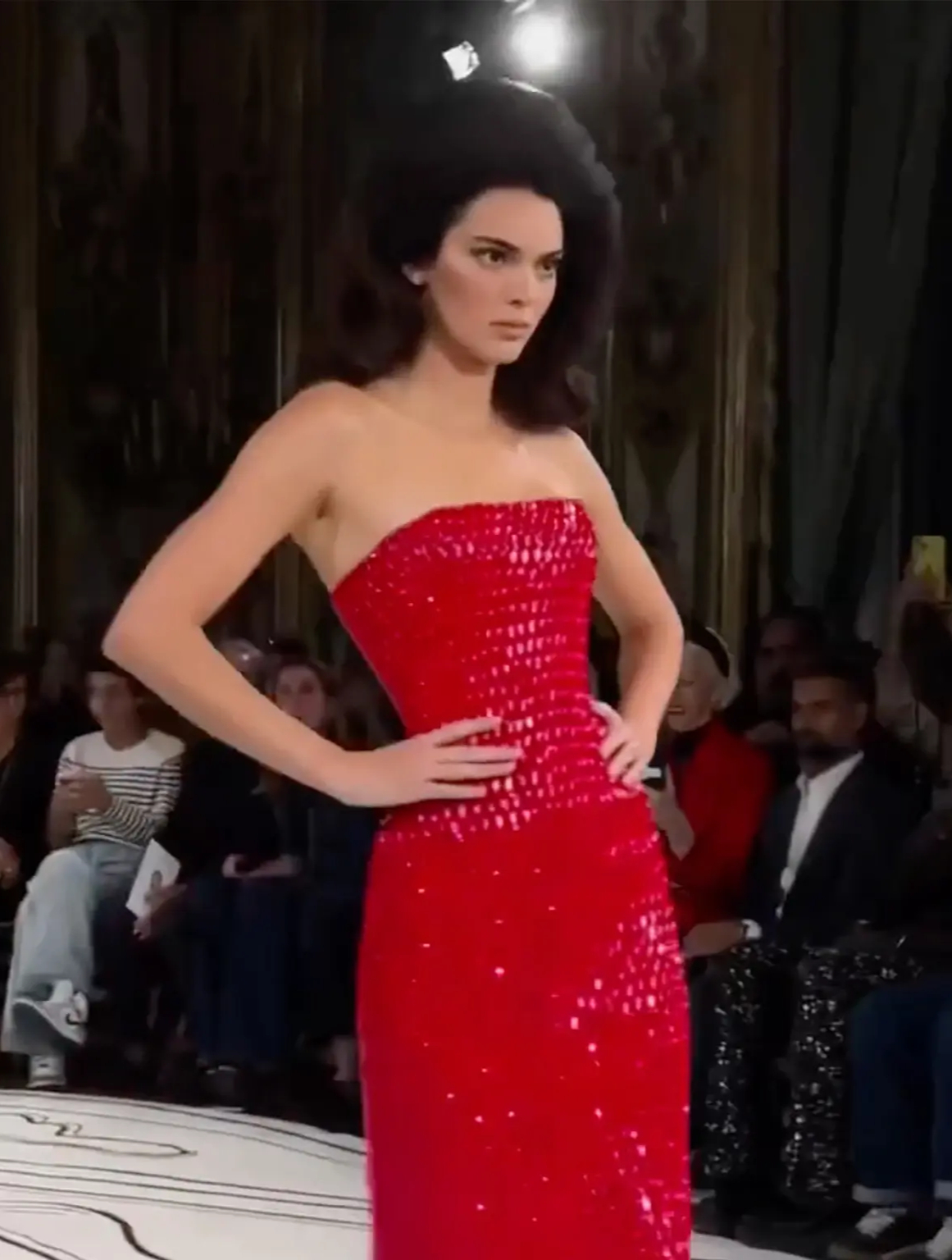 肯豆巴黎走秀被批空有美貌业务能力差