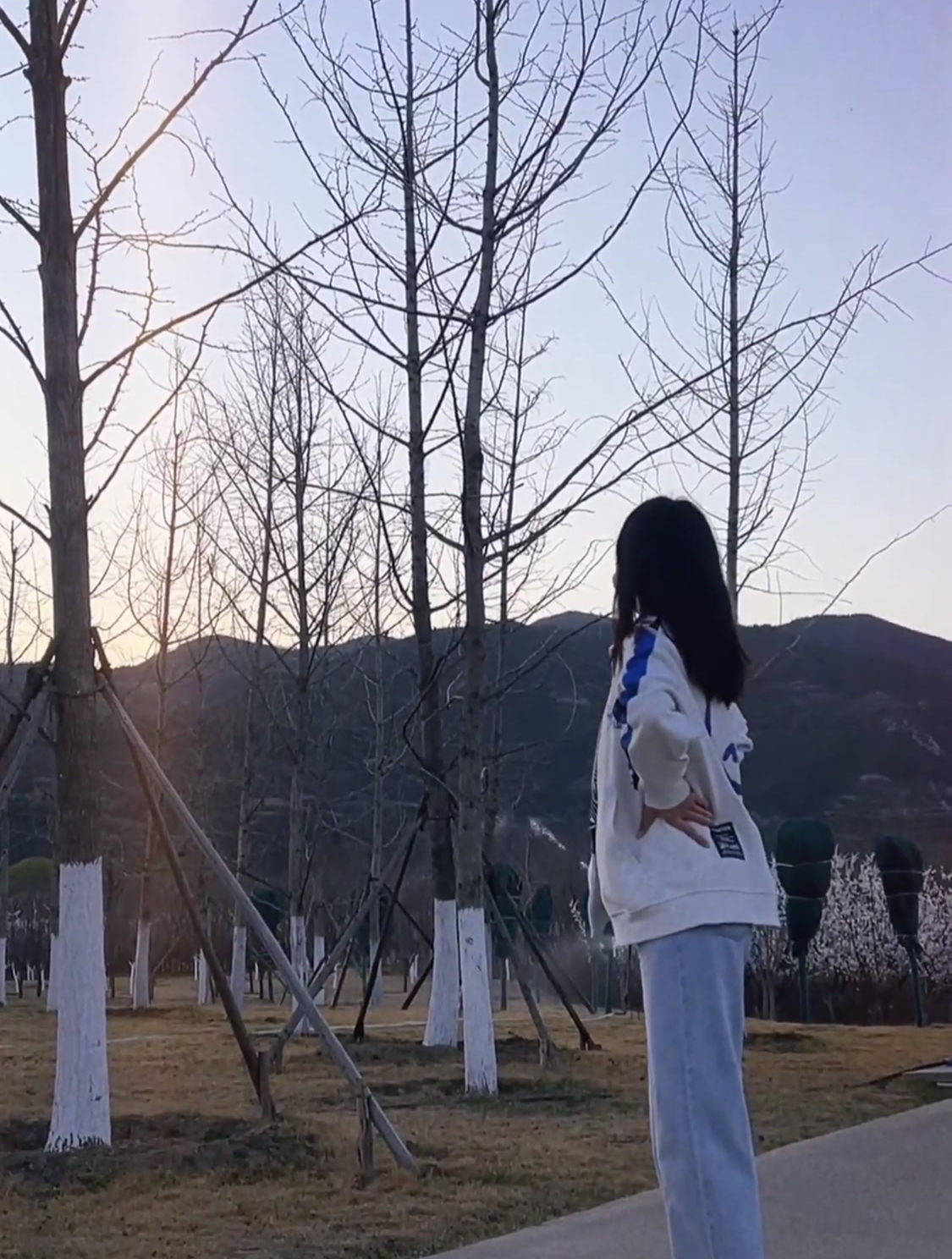 女生竟然在外面站着尿尿?其实只是错觉