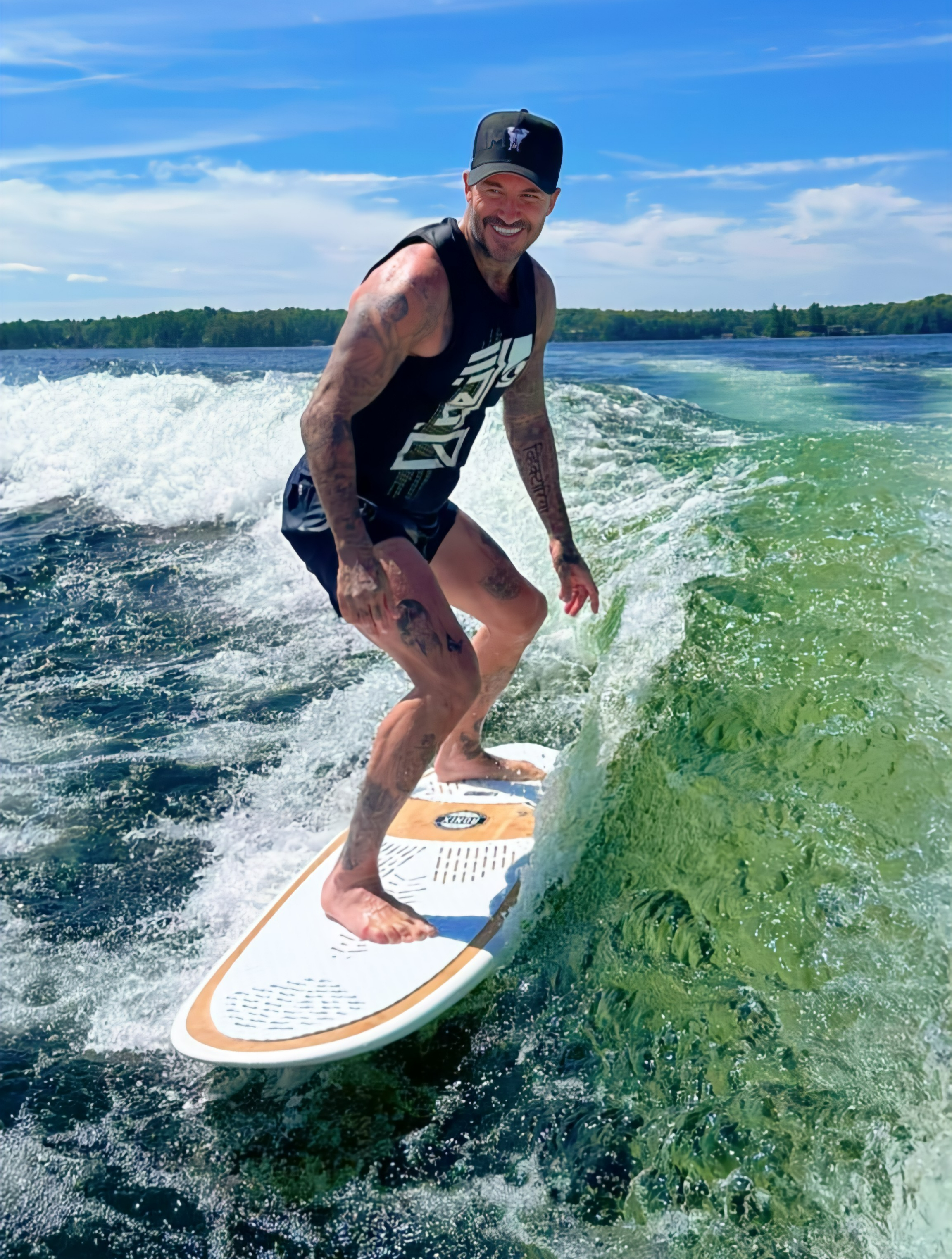 48岁的贝克汉姆玩尾波冲浪,好稳好帅