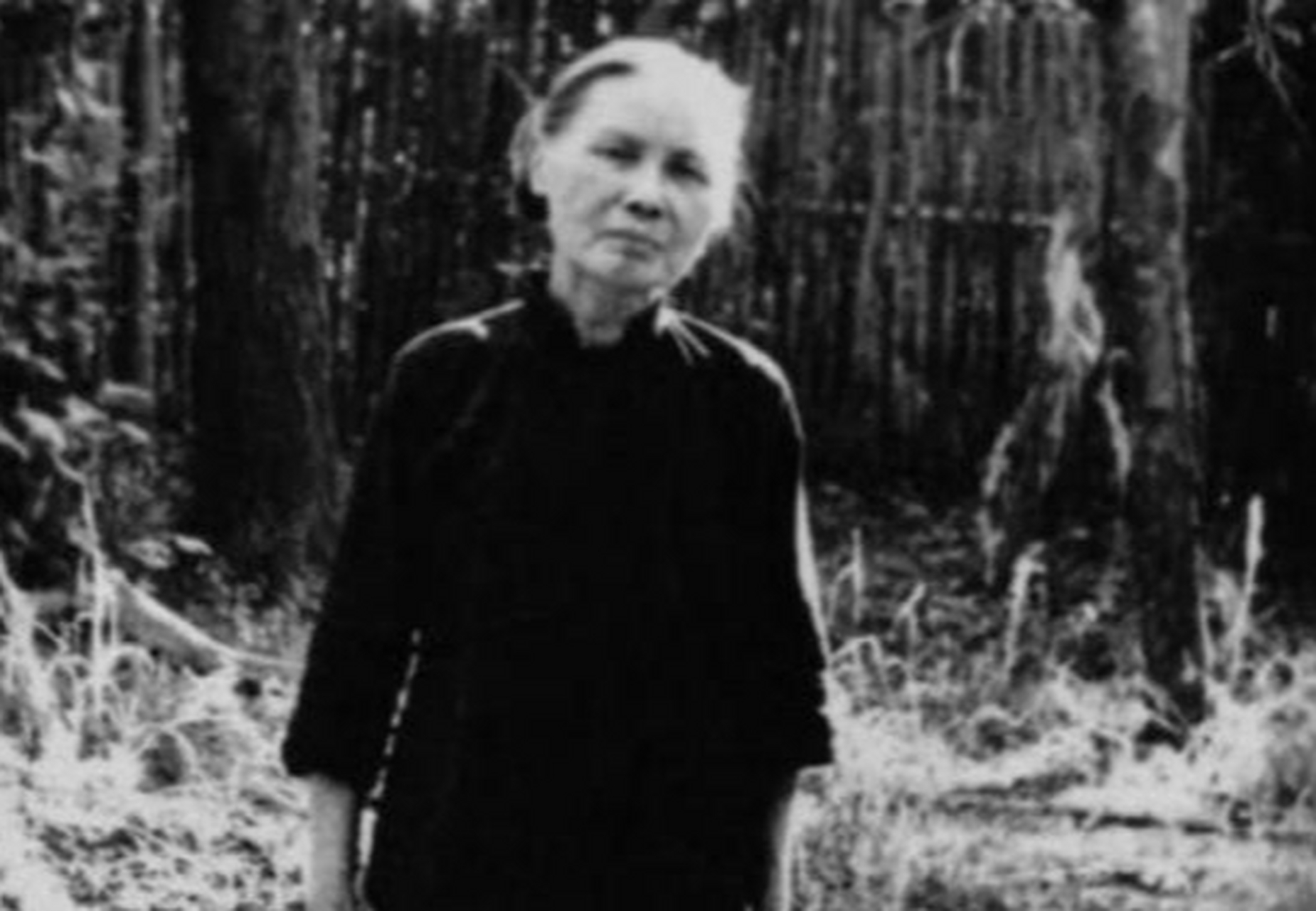 1997年,邓公离世后,谁也记不起来的继母夏伯根,眼中噙满泪花,喃喃地