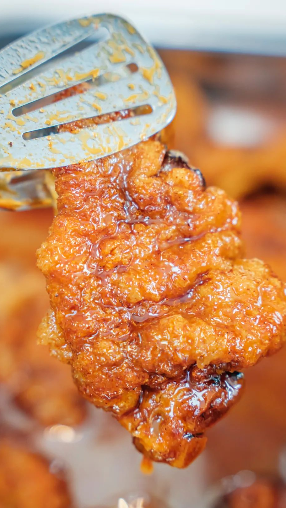 除了性价比极高的螺蛳粉,吃螺蛳粉不可少的炸猪脚,鸭脚,卤蛋.