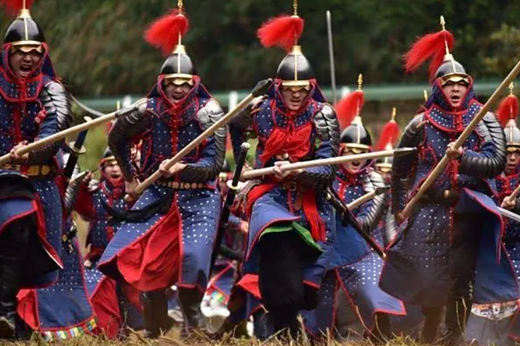 清朝是一个少数民族统治汉族的朝代,为了巩固统治,清廷对自己的亲信