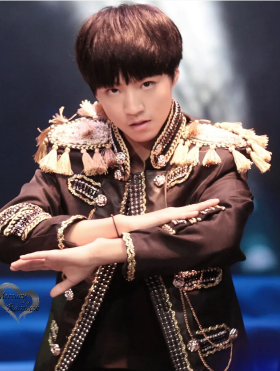 主办方社死的镜头,杨颖反差太大,王俊凯除了尴尬还是尴尬(2)-度小视