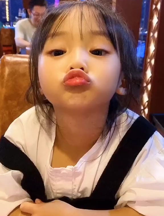 可爱的小丫头在想什么呢