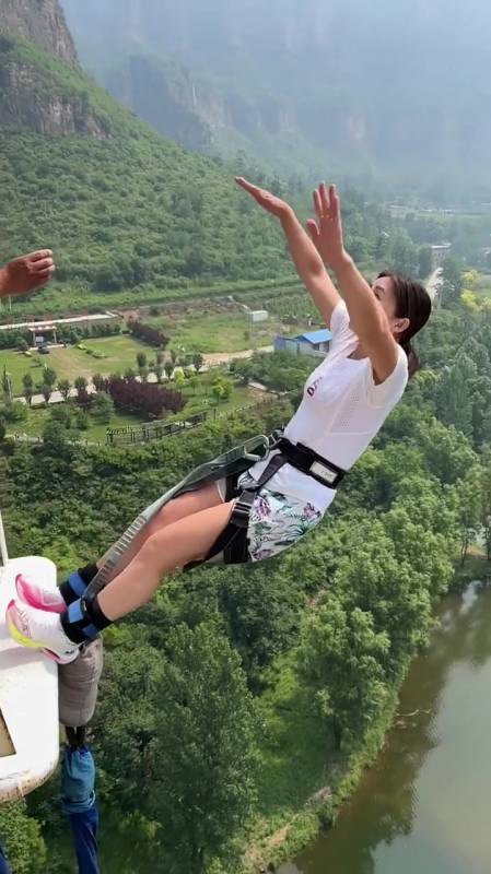 小姐姐挑战蹦极,世间万物都在治愈你,要学会放过自己!