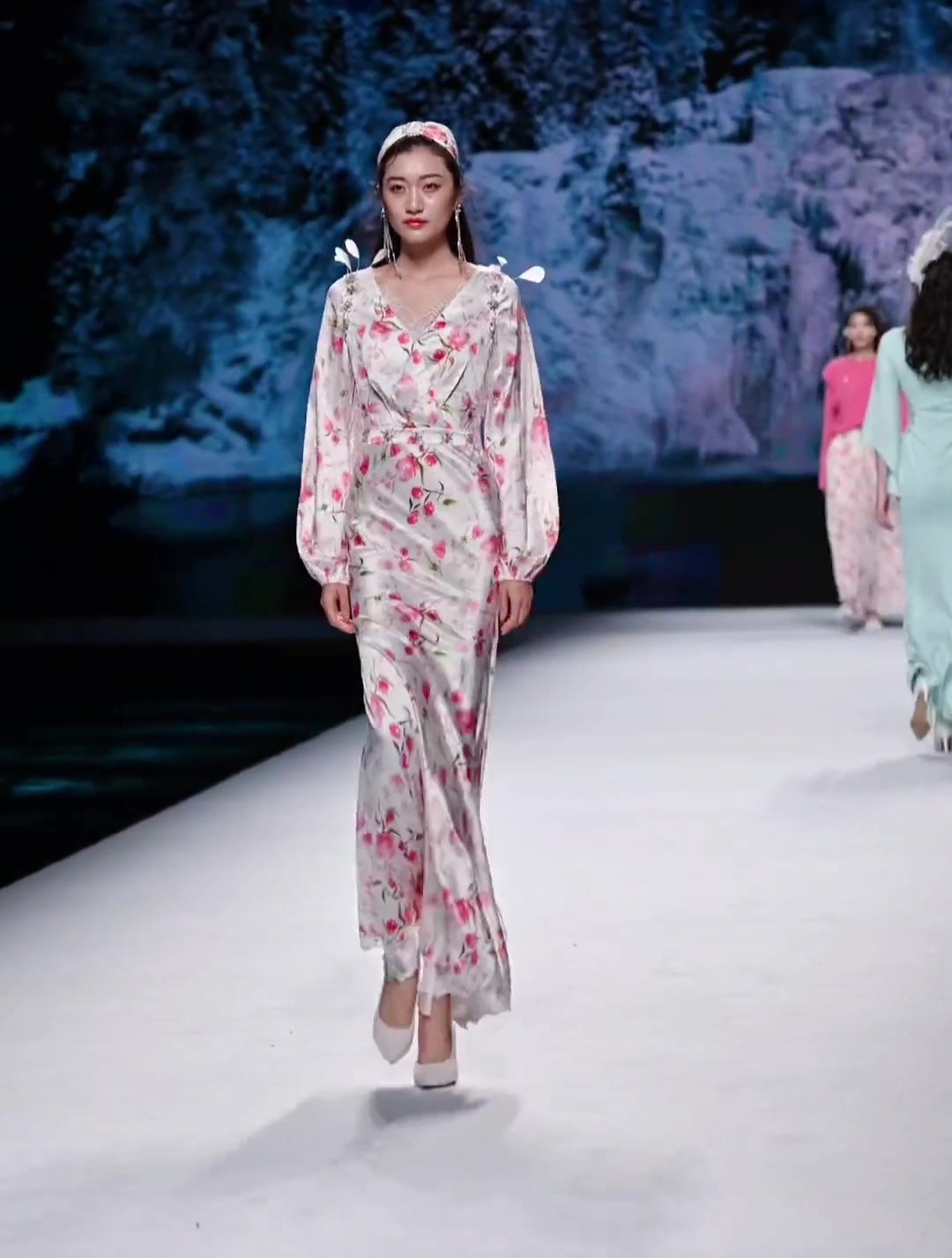 美女模特t台走秀,模样清纯,身穿精致服装尽显好身材!