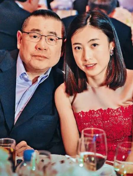 71岁刘銮雄近况曝光,行动不便被人搀扶,甘比为何撇下他不管?5-度小视