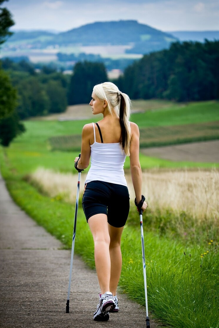 走路是老年人最适合的运动之一掌握5个要点合理锻炼更健康