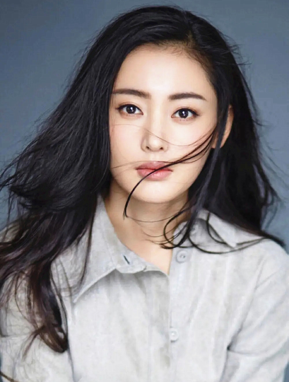 张天爱眉眼热烈又不失英气,脸型秀气还不妖娆,霸气侧漏气场满满-度小