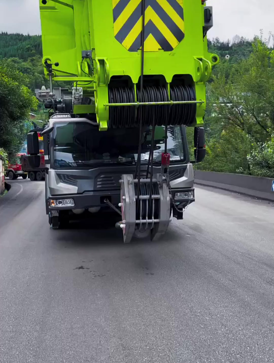 3500吨吊车出发施工,看这个低趴,又要亏几万