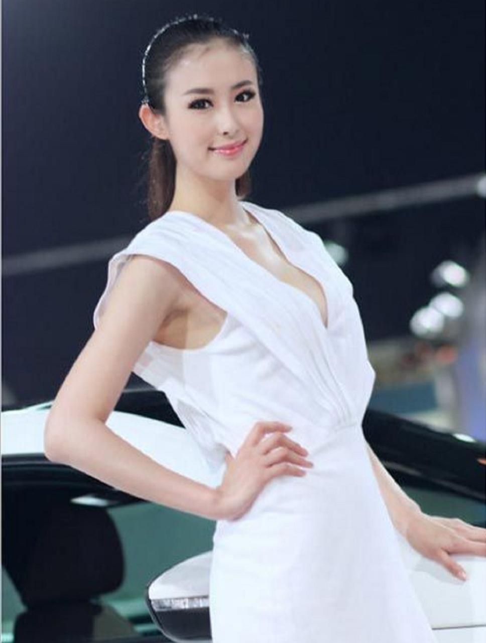 第一车模兽兽:被渣男两次曝不雅视频,还称她为:碧水金晶兽!5-度小视