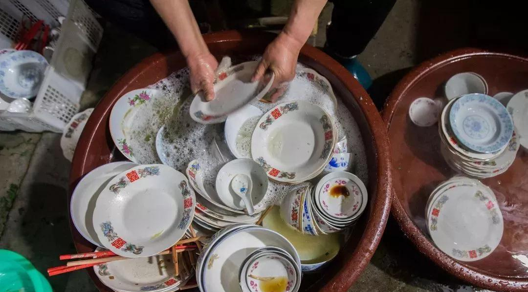 8年美好婚姻,被泡了6天的脏碗破灭,男子:没洗碗,至于离婚吗?