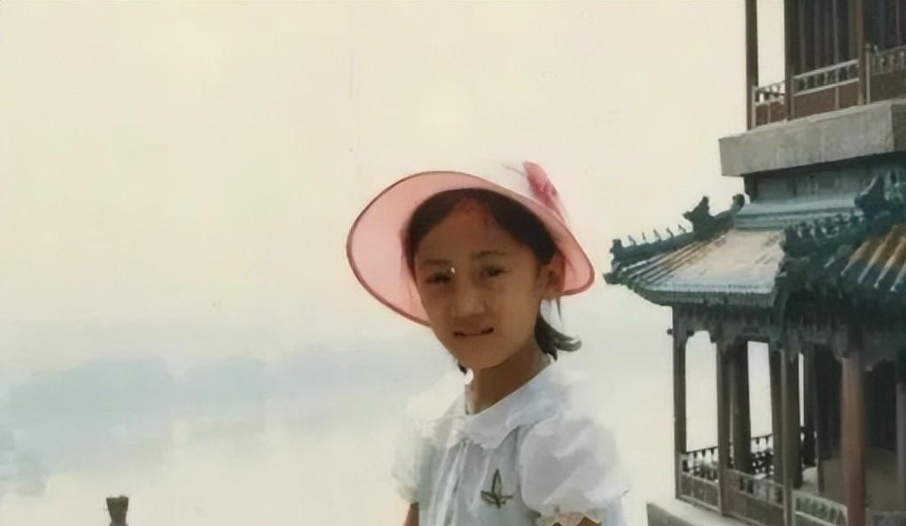 2000年,辽宁省鞍山市一个宾馆内,一个名叫连丽丽的女孩突然死亡,在