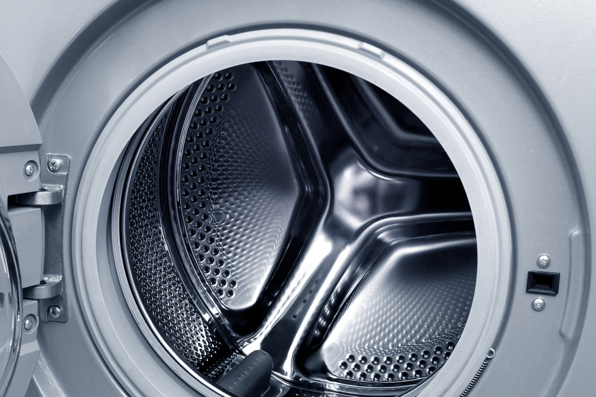 洗衣机脱水阶段不转可能有多种原因,如衣物放置不当,电机,离合器,电容