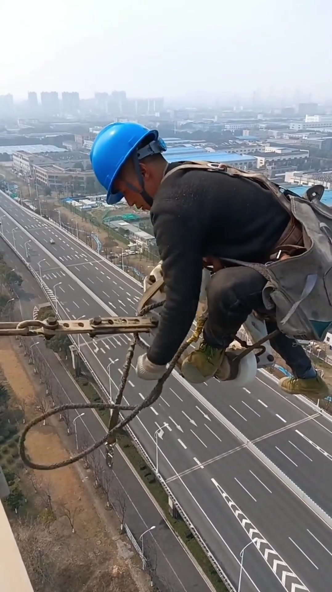 40米高空80后老电工秀操作工资虽高1年后坚持到最后的却很少