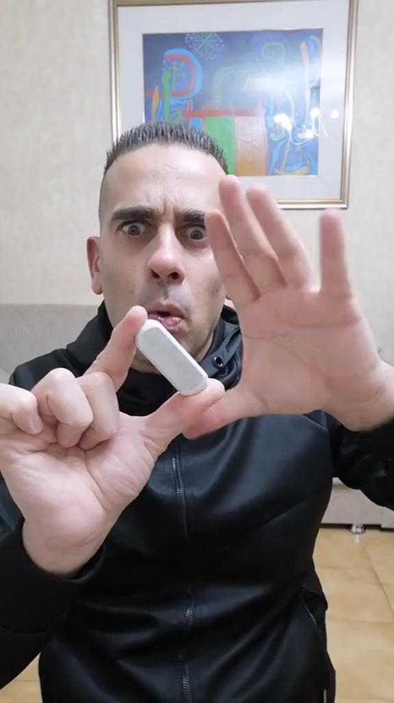 男子教大家用一支笔变魔术看起来是不是很简单却很多人做不到