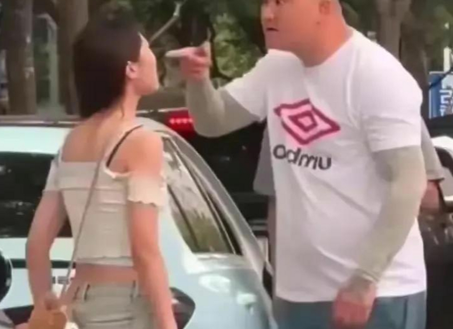 刚刚看到,南京街头男女互殴的小视频,很想说几句话